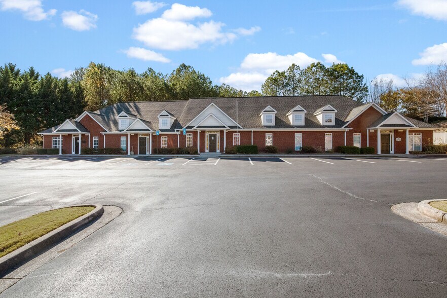 More Photos Of 110 Evans Mill Dr, Dallas Business Park For Sale