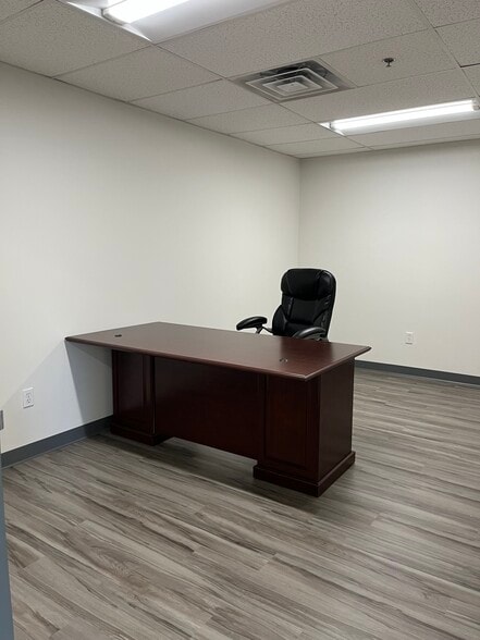 More Photos Of 10 Roessler Rd, Woburn Research And Development For Lease