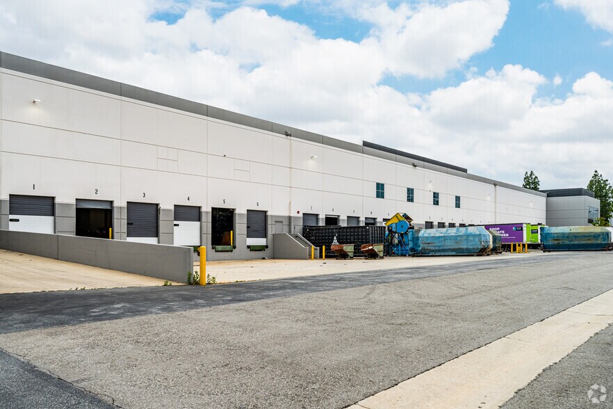 More Photos Of 302 Rockefeller Ave, Ontario Warehouse For Lease