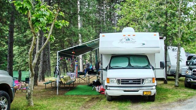 More Photos Of 20061 Shasta Caverns, Lakehead Marina For Sale