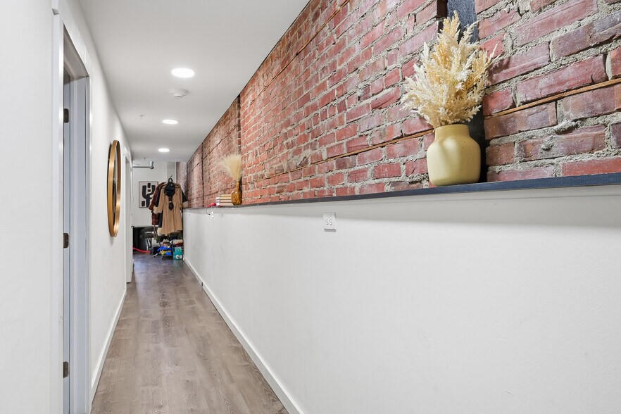 More Photos Of 833 N Market St, Wilmington Storefront Retail Residential For Sale