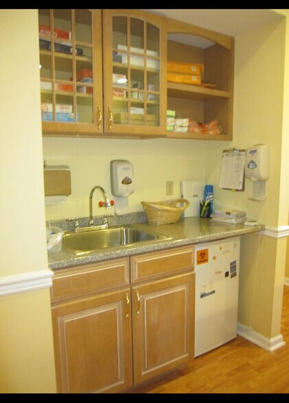 More Photos Of 199 Broad St, Bloomfield Medical For Lease