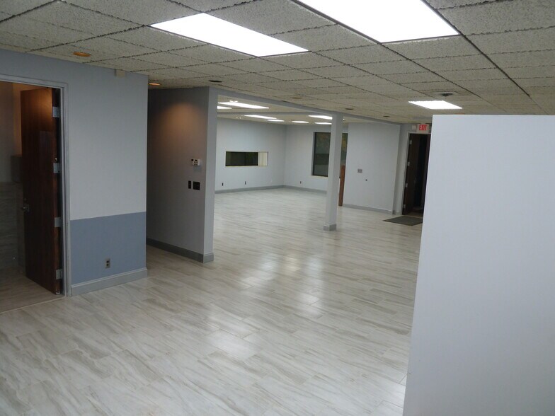 More Photos Of 24724 Lahser Rd, Southfield Office For Sale