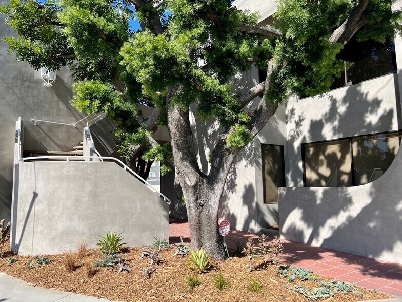 More Photos Of 4425 W Riverside Dr, Burbank Office For Lease