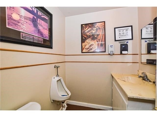 More Photos Of 8551 Mission Blvd, Jurupa Valley Warehouse For Sale