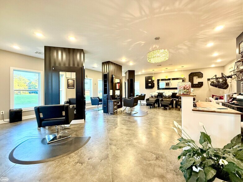 More Photos Of 1915 S Santa Fe Ave, Chanute Office For Sale