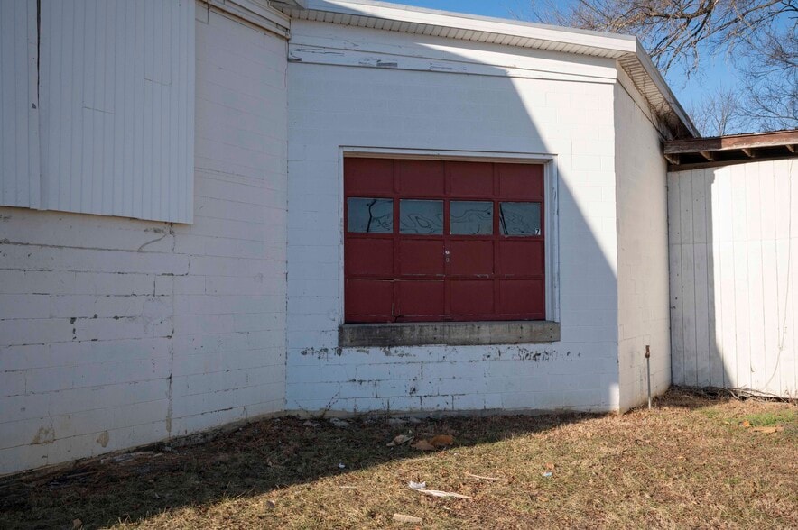 More Photos Of 659 N Main St, Woodstock Mixed Retail For Sale