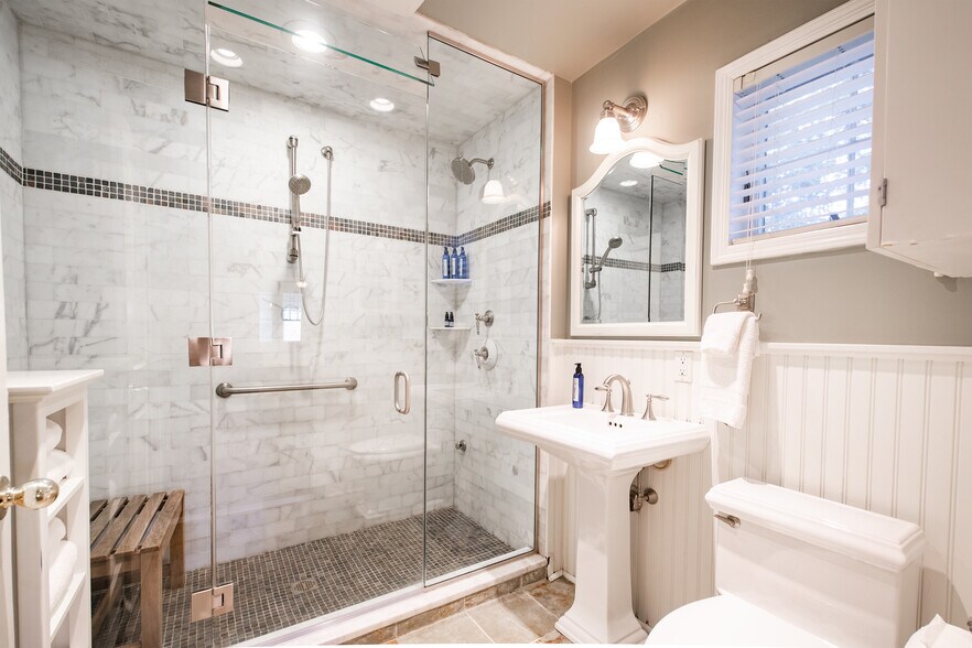 More Photos Of 31 N Main St, East Hampton Hospitality For Sale