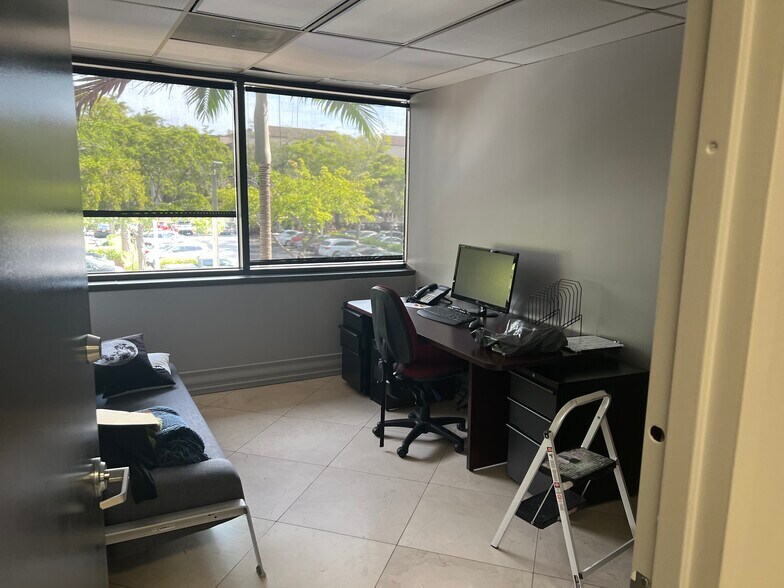 More Photos Of 4651 Sheridan St, Hollywood Medical For Sale