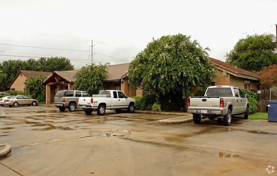 More Photos Of 5426 Holly Rd, Corpus Christi Office For Sale