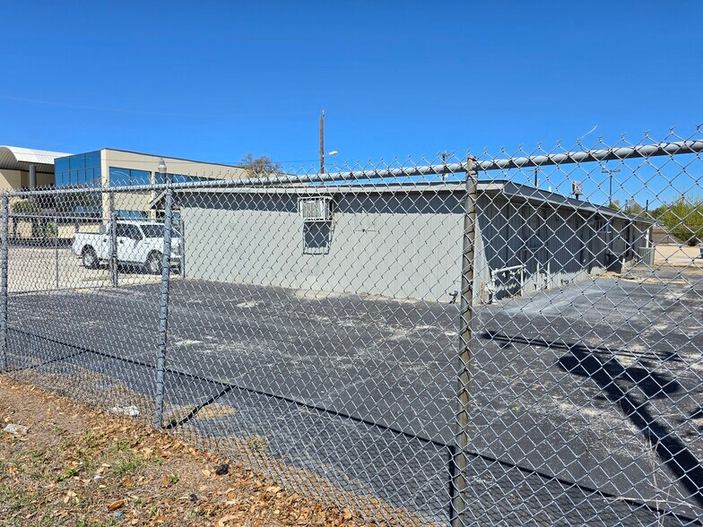More Photos Of 10000 McCullough Ave, San Antonio Distribution For Sale