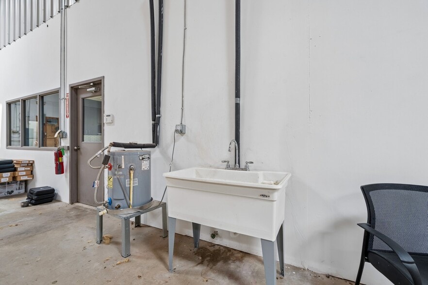 More Photos Of 7925 N Wilshire Ct, Oklahoma City Manufacturing For Sale
