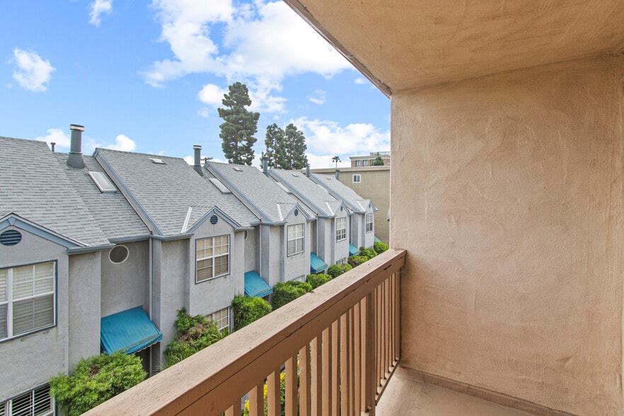 More Photos Of 4069 Goldfinch St, San Diego Apartments For Sale
