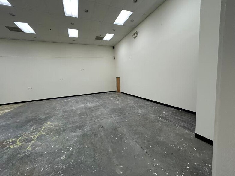 More Photos Of 975 Cobb Place Blvd NW, Kennesaw Light Distribution For Lease