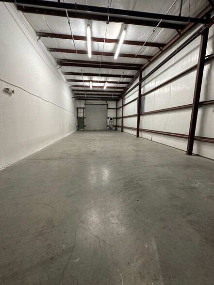 More Photos Of 6618-6628 26th Ct E, Sarasota Warehouse For Lease