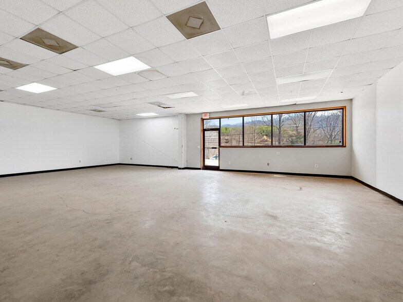 More Photos Of 82 Old Mars Hill Hwy, Weaverville Flex For Lease