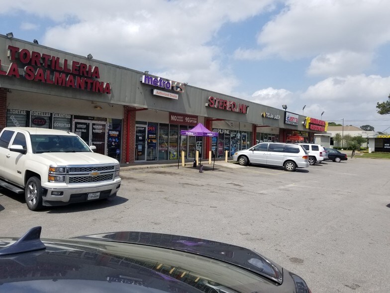 More Photos Of 1333 Gessner Rd, Houston Storefront For Lease