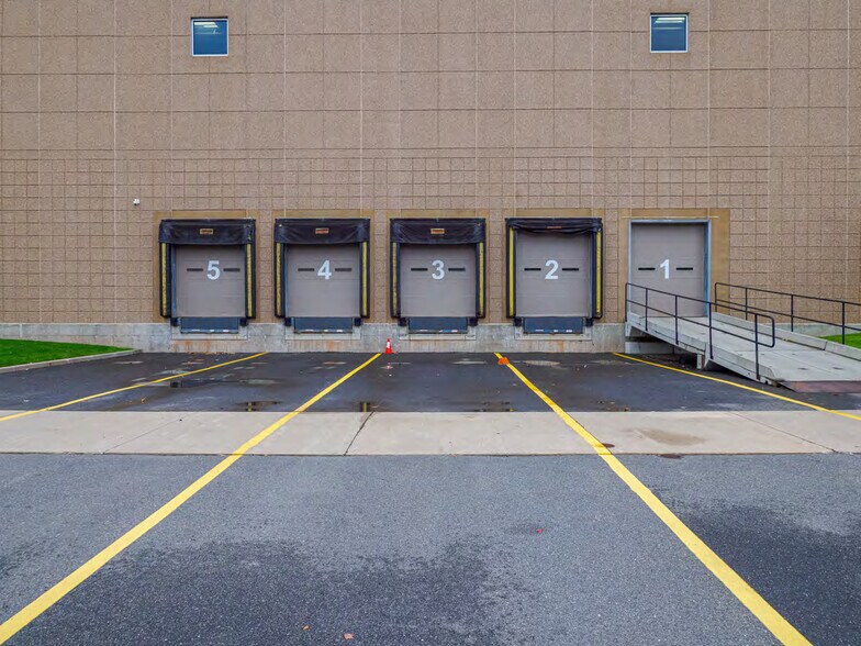 More Photos Of 70 Carter Dr, Edison Warehouse For Lease