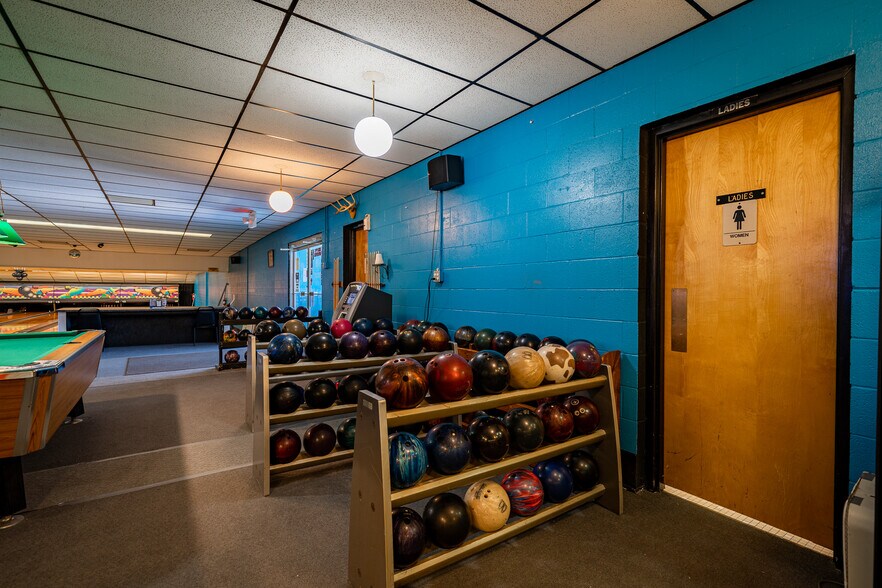 More Photos Of 675 Grant St, Winneconne Bowling Alley For Sale
