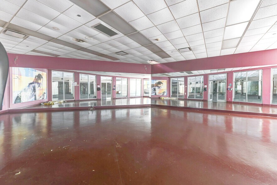 More Photos Of 4340 Lincoln Hwy, Matteson Health Club For Sale