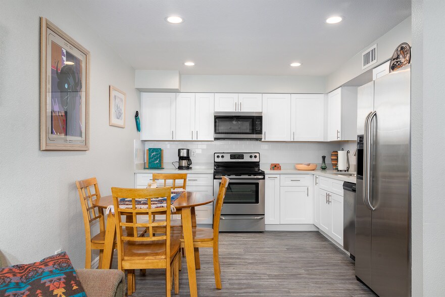 More Photos Of 515 W Pebble Beach Dr, Tempe Specialty For Sale