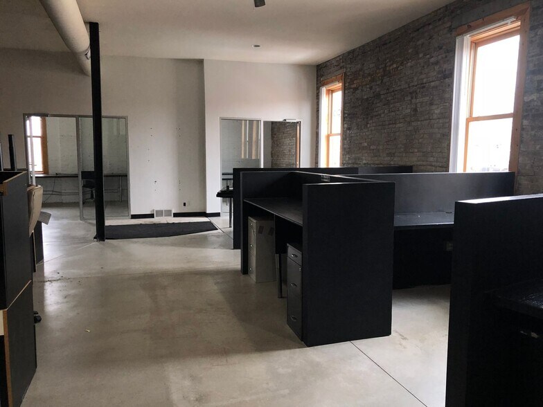 More Photos Of 146 Algoma Blvd, Oshkosh Office For Lease