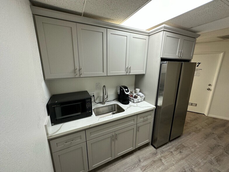 More Photos Of 135 N Victory Blvd, Burbank Light Distribution For Lease