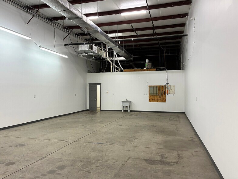 More Photos Of 4800-4820 Poplar Place Dr, Louisville Showroom For Lease