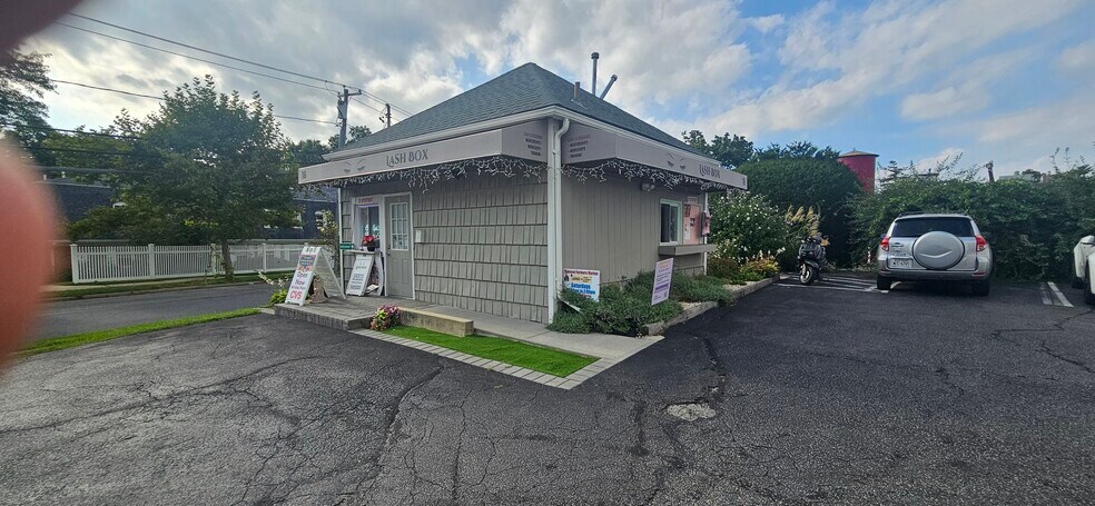 More Photos Of 16 Split Rock Rd, Syosset Freestanding For Lease