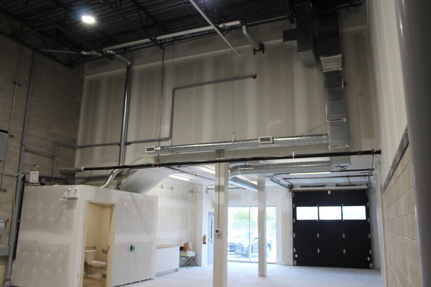 More Photos Of 585 Hanlon Creek Blvd, Guelph Showroom For Lease