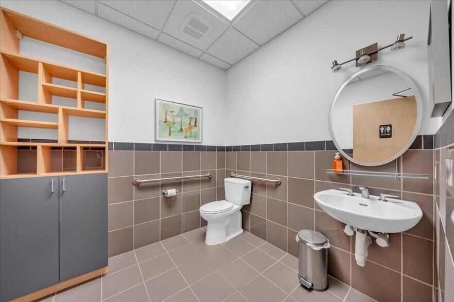 More Photos Of 907 W 14 Mile Rd, Clawson Office For Sale