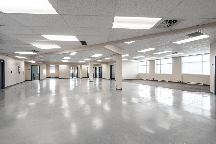 More Photos Of 13200 Boul Métropolitain E, Montréal Office For Sale