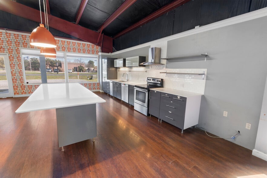 More Photos Of 312 Westgate Rd, Scott Warehouse For Sale