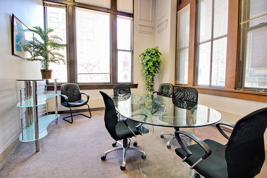 Primary Photo Of 1600 Farnam St, Omaha Apartments For Lease