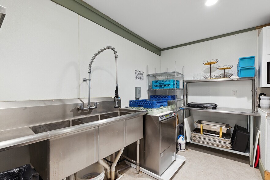 More Photos Of 67 Pleasant View Rd, Bradford Hotel For Sale