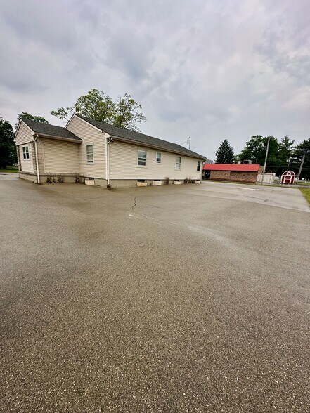 More Photos Of 2600 N Park Rd, Connersville Flex For Sale