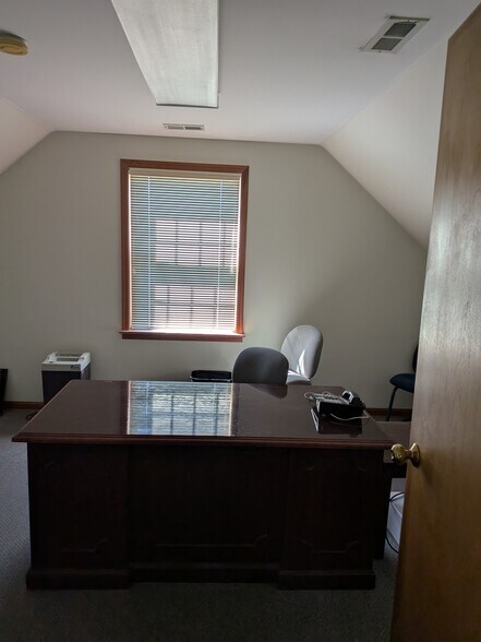 More Photos Of 380 Browns Ln, Coshocton Office For Lease