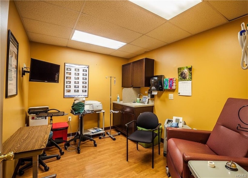 More Photos Of 4 Corwin Ct, Newburgh Medical For Sale