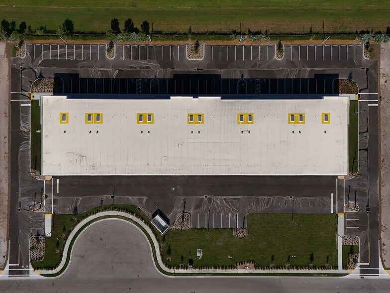 More Photos Of 7707 24th Ct E, Sarasota Industrial For Lease