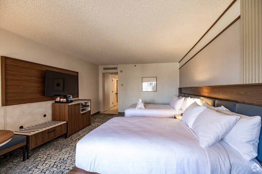 More Photos Of 75 E State St, Columbus Hotel For Sale