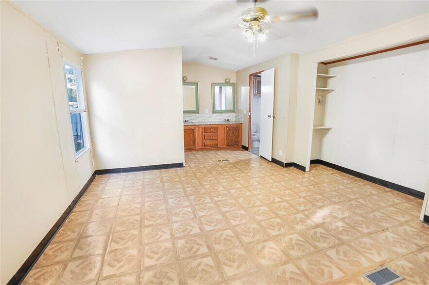 More Photos Of 13338 Elderberry Ln, Houston Industrial For Lease