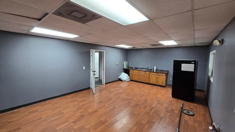 More Photos Of 1801 Decker Dr, Baytown Light Distribution For Lease