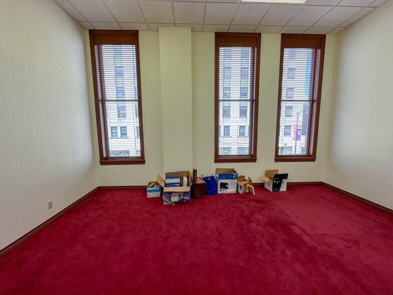 More Photos Of 200 S 6th St, Springfield Office For Lease