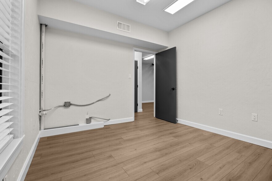 More Photos Of 4010 W Newberry Rd, Gainesville Office For Sale