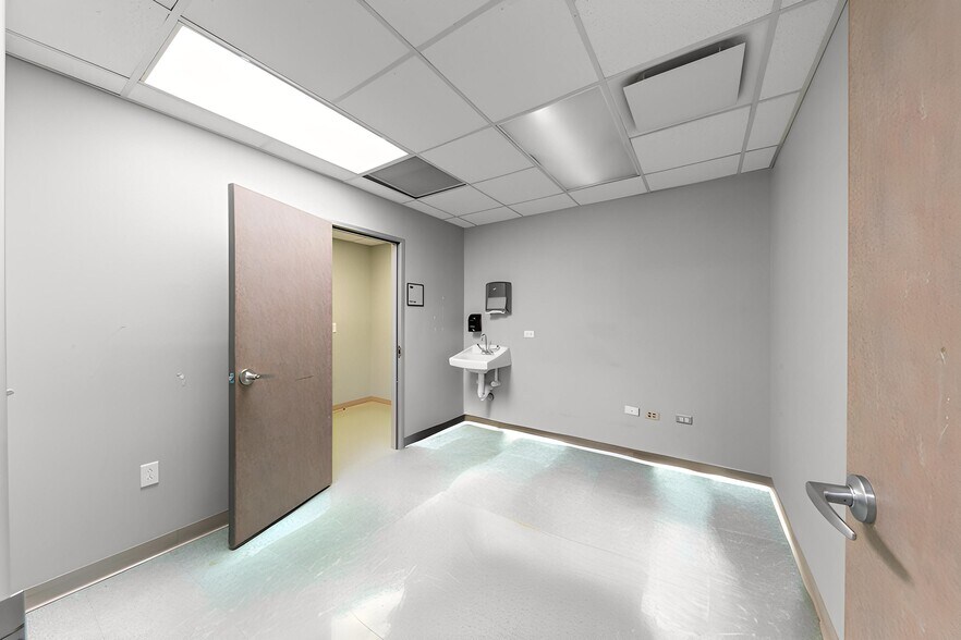 More Photos Of 3828 Avenue N, Galveston Hospital For Lease