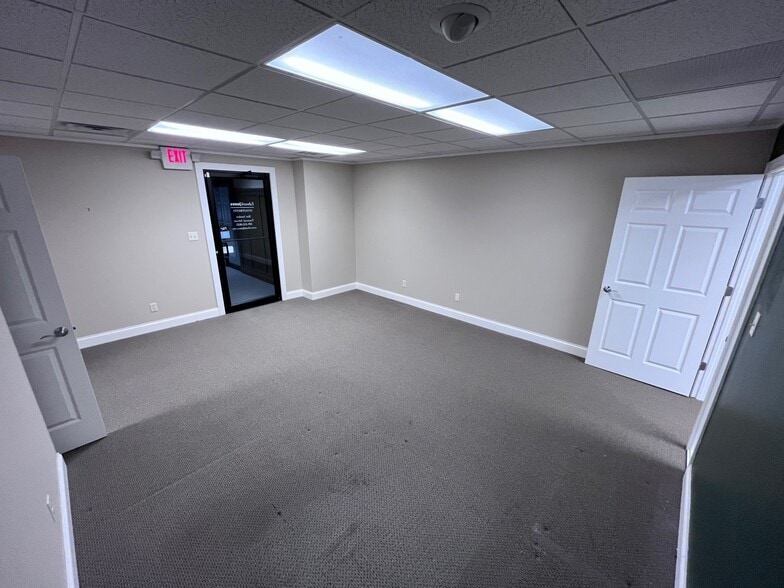 More Photos Of 316-318 Washington St, Bloomington Storefront Retail Office For Lease