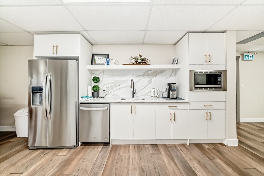 More Photos Of 1803 60th St SE, Calgary Mixed Retail For Sale