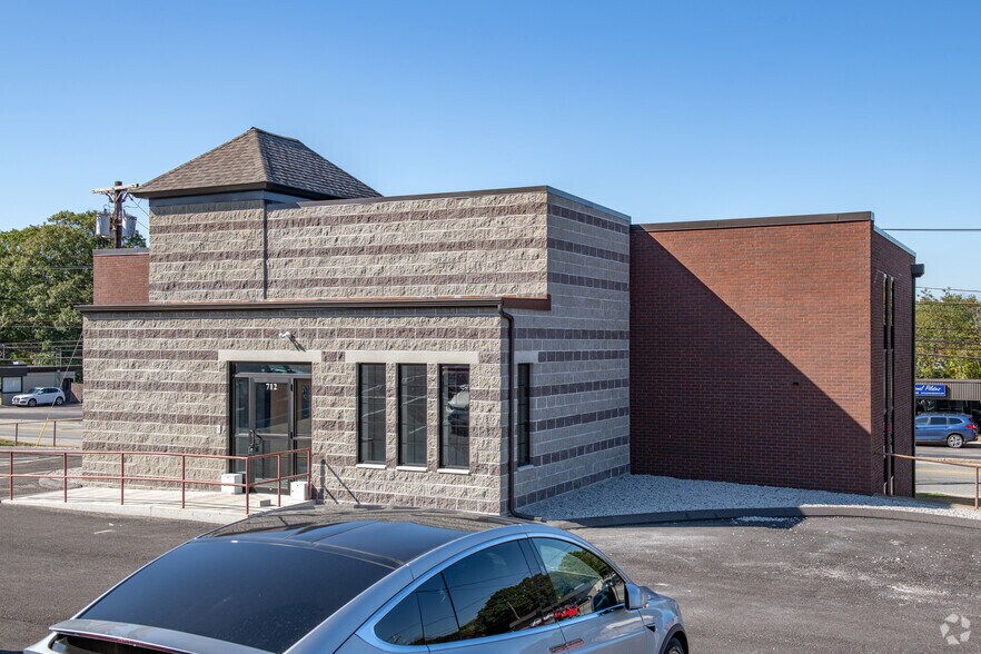 More Photos Of 712 Oaklawn Ave, Cranston Medical For Sale