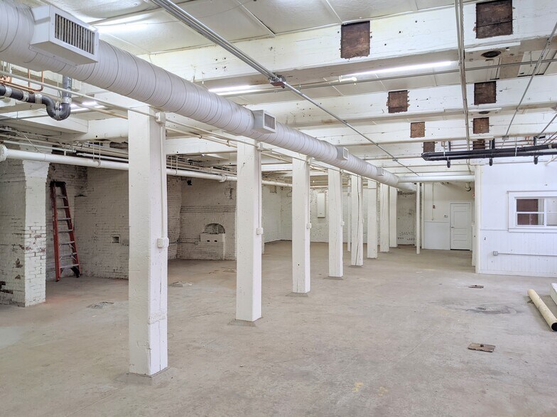 More Photos Of 420 Dwight St, Holyoke Manufacturing For Lease