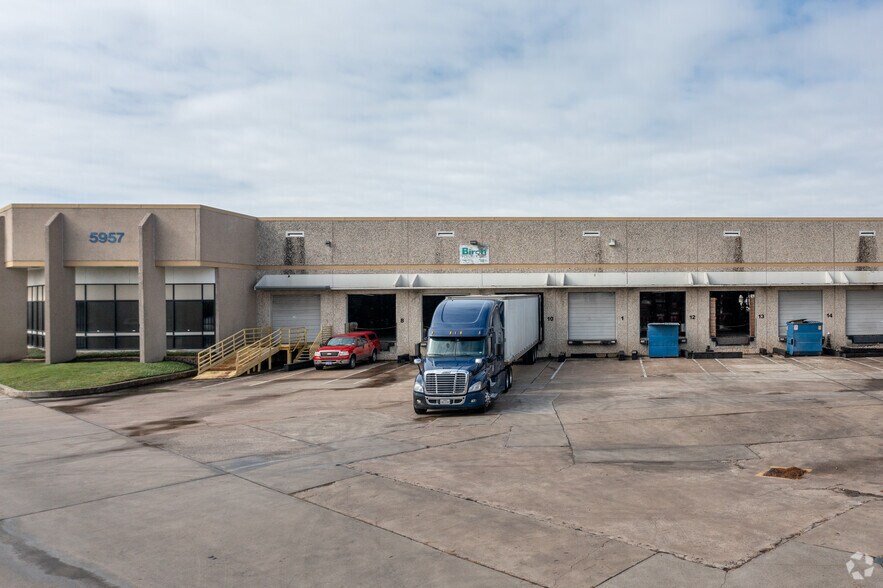 More Photos Of 5957-5973 S Loop Fwy E, Houston Warehouse For Lease